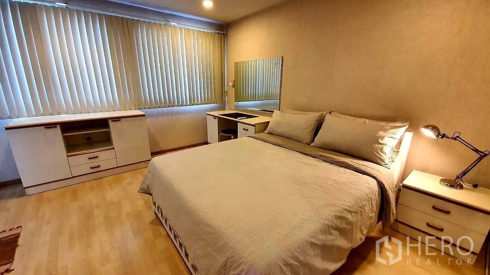公寓 for rent in Khlong Toei, Bangkok - 卧室设大窗配百叶帘、床、书桌和矮柜。