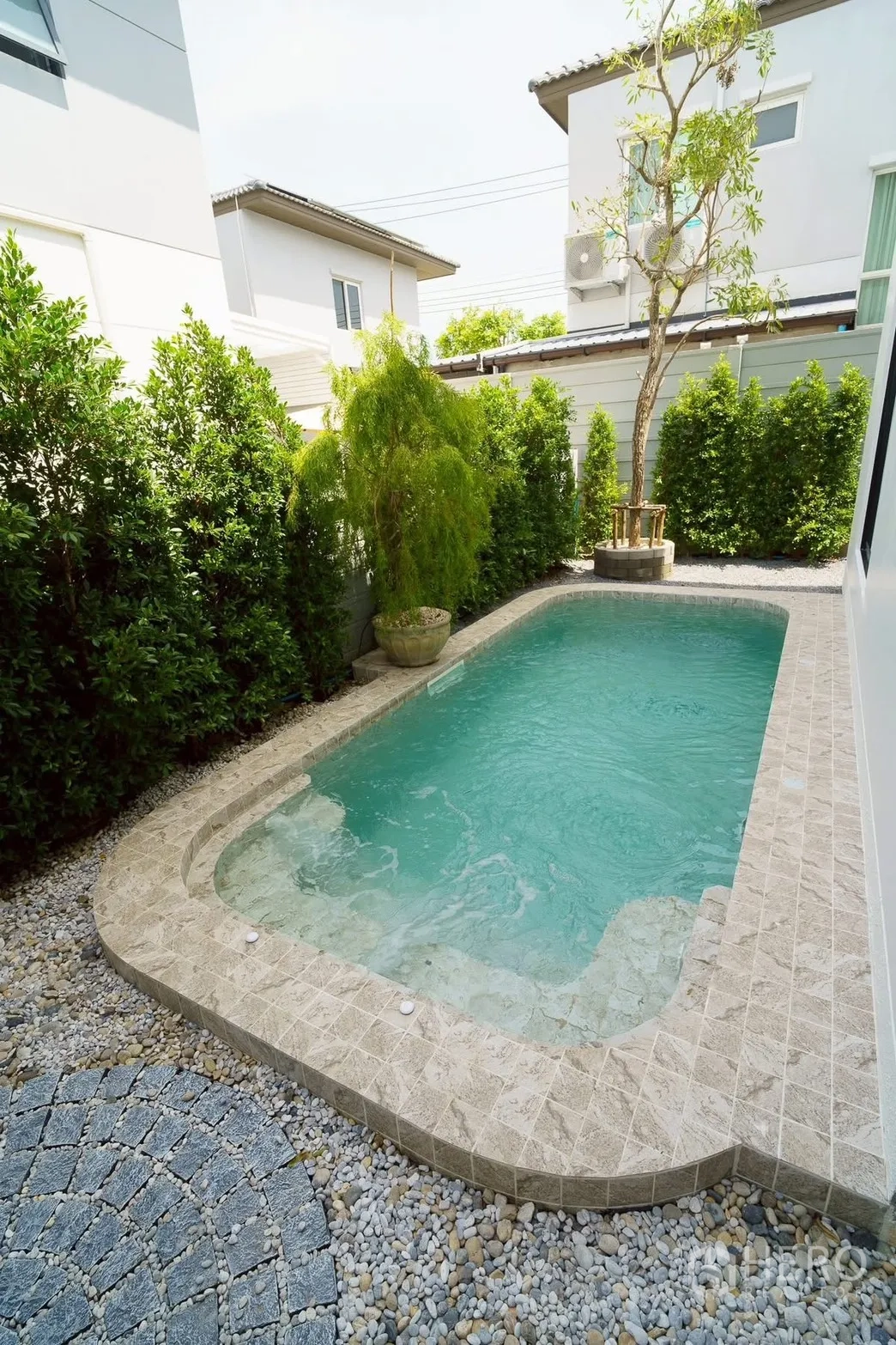 独立式住宅 for sale in Bang Phli, Samut Prakan - 围墙庭院内的私家小型泳池与树木