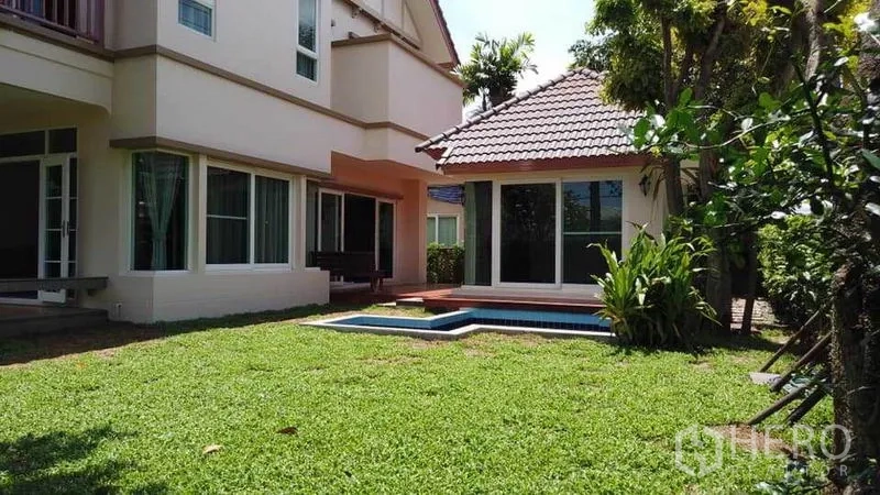 独立式住宅 出租或出售在Pak Kret, Nonthaburi - 后院草坪配小型浸泡池，旁有花园凉亭与绿化。
