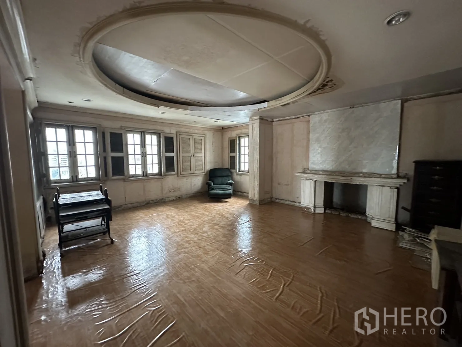 带办公室的家 出租在Huai Khwang, Bangkok - 壁炉房另一视角，圆形天花与木纹地面。