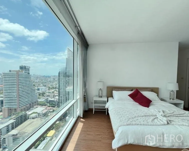 คอนโด ขายในWatthana, Bangkok - ห้องนอนพร้อมหน้าต่างบานใหญ่ ผ้าปูสีขาว และวิวเมืองกว้าง