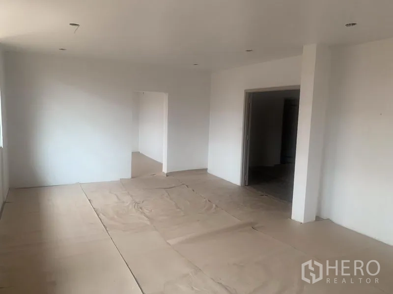 店屋 出租在Watthana, Bangkok - 明亮的白色办公室空间，带门洞与自然采光。
