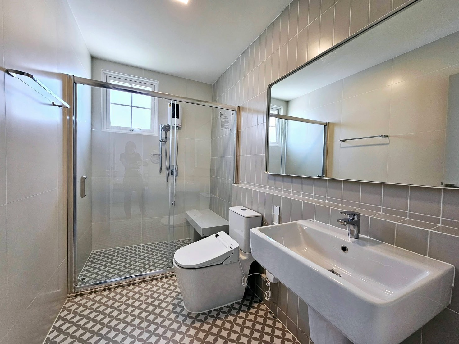 บ้าน ให้เช่าในBang Phli, Samut Prakan - ห้องน้ำสไตล์โมเดิร์น พร้อมตู้ชาวเวอร์กระจก กระจกบานใหญ่ และพื้นกระเบื้องลาย