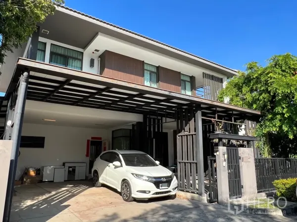 独立式住宅 出租在Prawet, Bangkok - 曼谷Prawet现代两层独栋住宅，带有顶棚车位与大门入口。