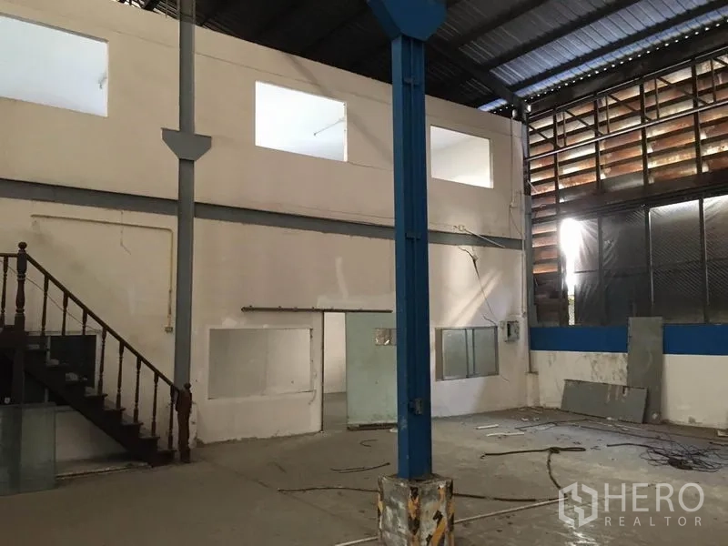 货栈 出租在Bang Kapi, Bangkok - 开放式存储区，分隔房间与通风墙板、结构立柱