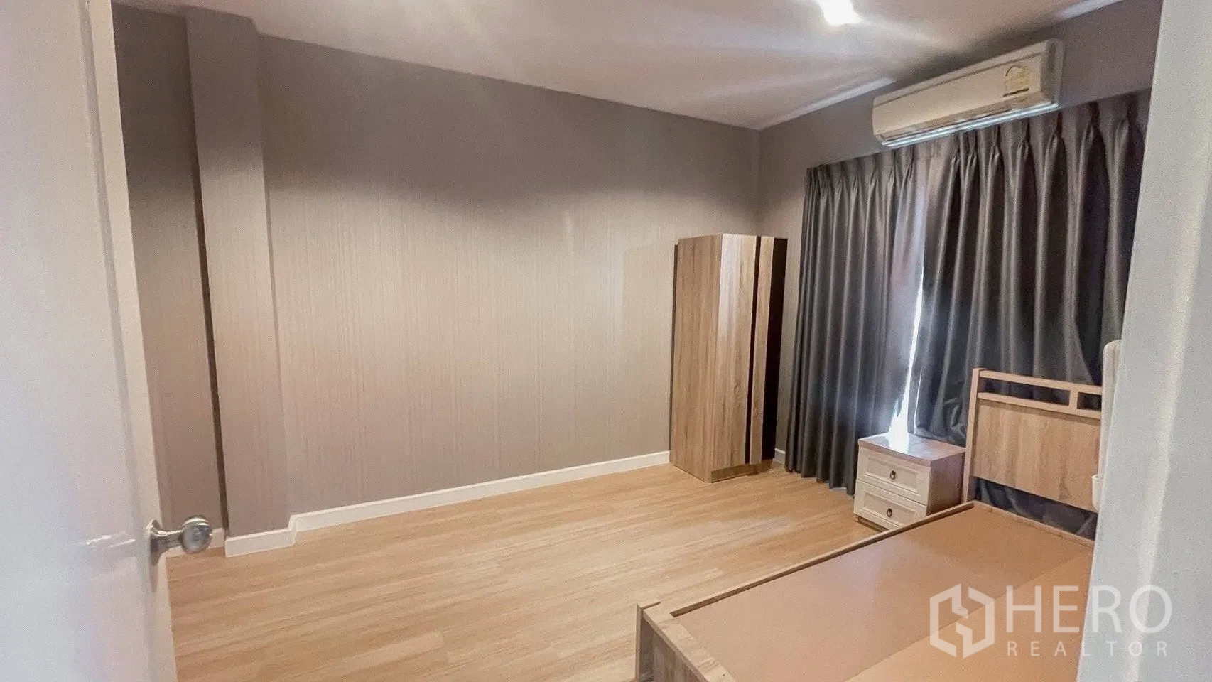บ้านเดี่ยว for rent or sale in Saphan Sung, Bangkok - ห้องนอนพื้นลายไม้ มีแอร์ ตู้เสื้อผ้า และผ้าม่านทึบ.