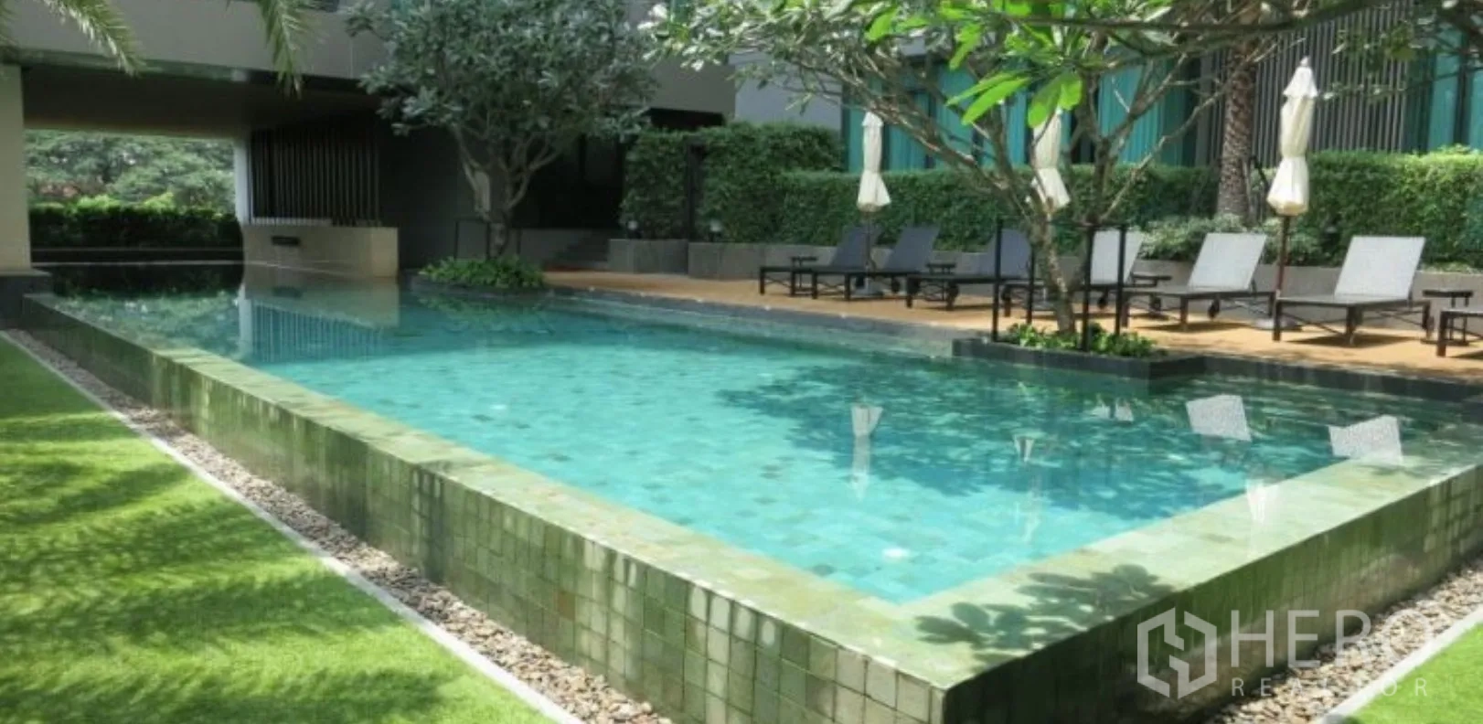 คอนโด ให้เช่าในWatthana, Bangkok - สระว่ายน้ำกลางแจ้งพร้อมเตียงพักผ่อนและสวนร่มรื่นในคอนโดย่านสุขุมวิท