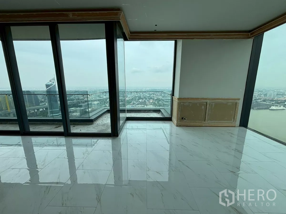 Condominium for sale in Bang Kho Laem, Bangkok - Wraparound corner balcony with glass railings and river panorama from the upper floor.