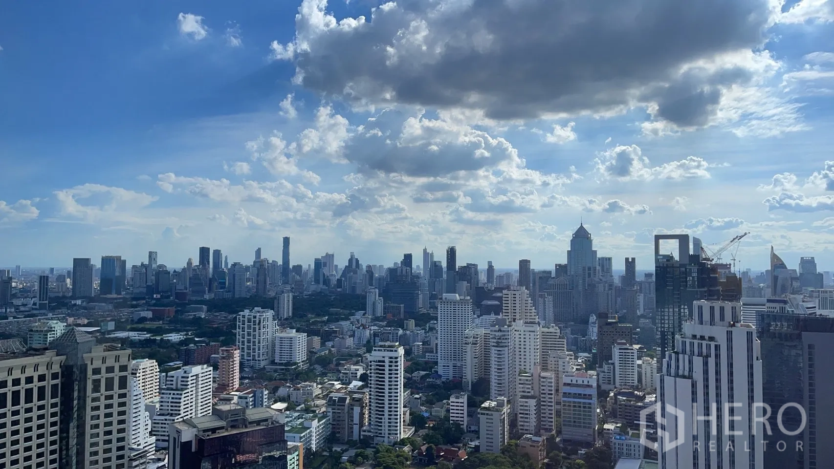 คอนโด for rent in Watthana, Bangkok - วิวเมืองกว้างจากชั้นสูงใต้ท้องฟ้าสีคราม