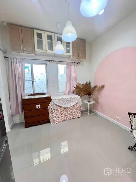 บ้าน ให้เช่าในLat Krabang, Bangkok - ห้องอเนกประสงค์ โคมไฟห้อย ตู้บิวท์อิน และผนังโทนชมพู