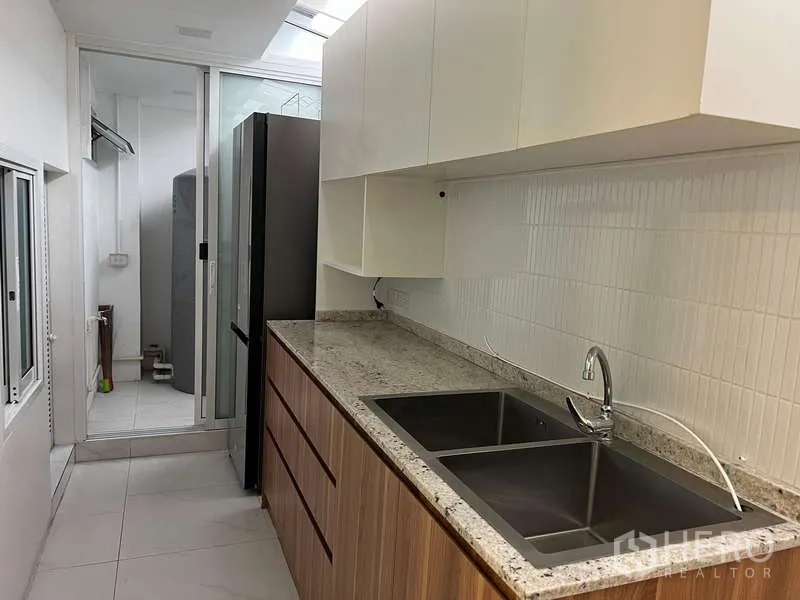 带办公室的家 出租在Khlong Toei, Bangkok - 服务型茶水间，双水槽、吊柜并连接后勤区。