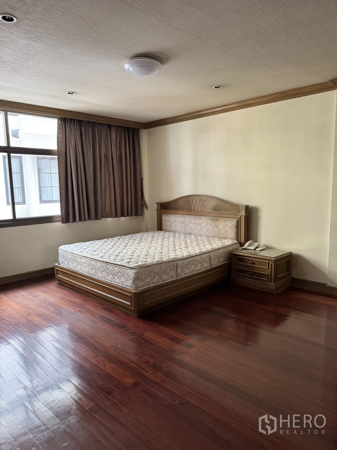 โฮมออฟฟิศ for rent in Watthana, Bangkok - ห้องนอนสว่าง เตียงและพื้นไม้ ใกล้หน้าต่างบานใหญ่
