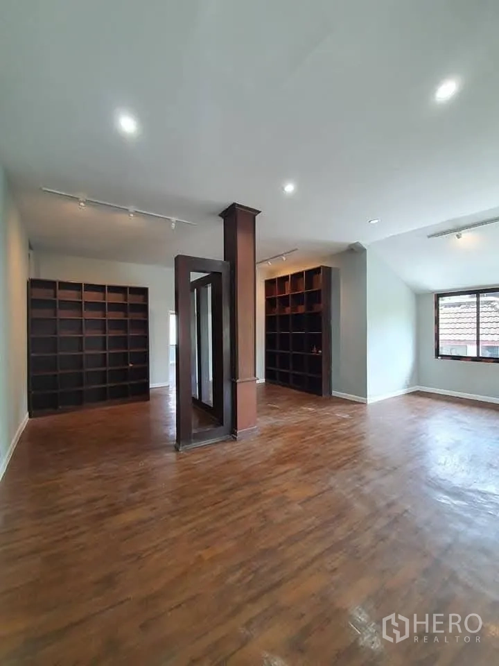 家庭办公室 for rent in Wang Thonglang, Bangkok - 宽敞房间，木地板、筒灯照明，配有深色内置书架。