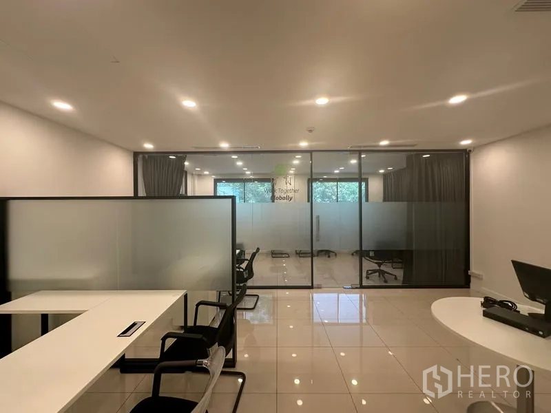 สำนักงานที่บ้าน ให้เช่าในBang Na, Bangkok - พื้นที่ทำงานเปิดโล่งมองเห็นห้องประชุมผนังกระจกและวิวสีเขียว
