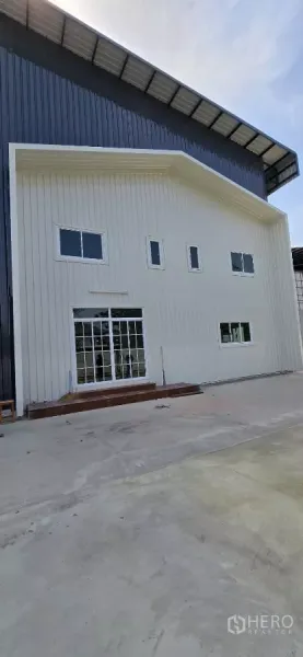 Factory for rent in Mueang Samut Sakhon, Samut Sakhon - Front view of the two-storey office facade with sliding glass door beside the factory.