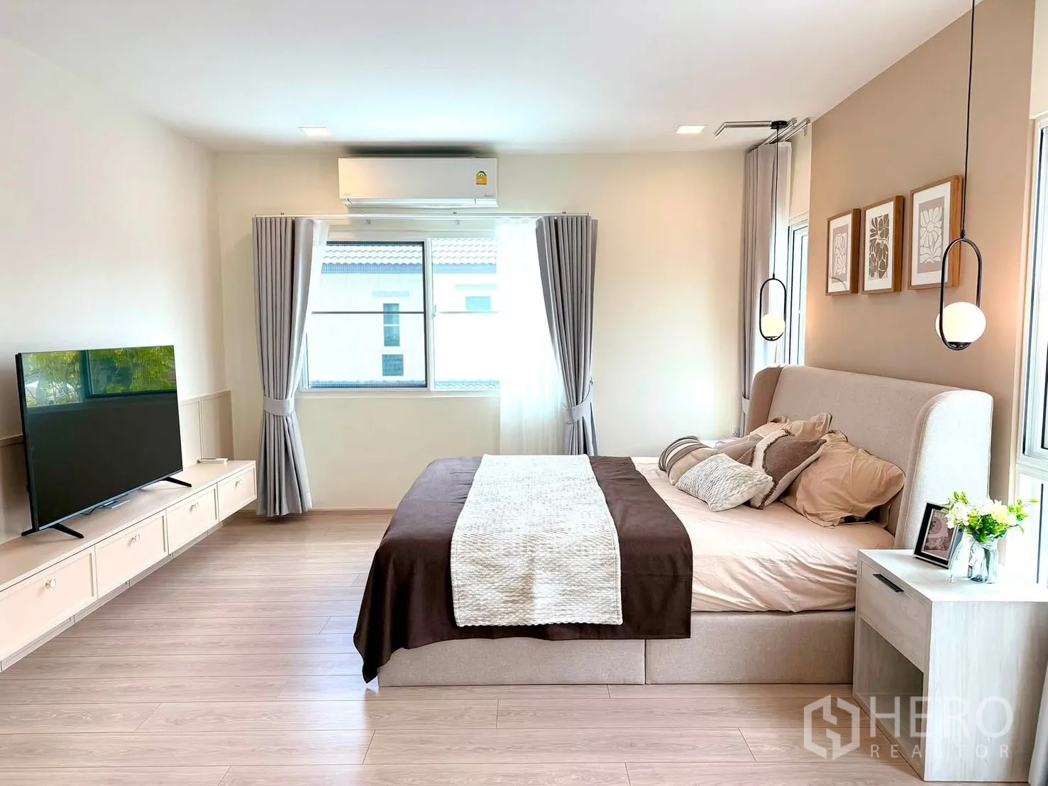Detached House for rent in Bang Phli, Samut Prakan - Spacious master bedroom with bed, TV console, air conditioner, and large windows.