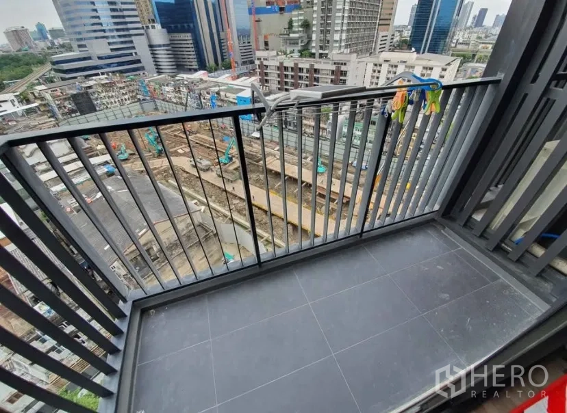 คอนโด for rent in Chatuchak, Bangkok - ระเบียงพร้อมราวเหล็กมองเห็นวิวเมืองและพื้นที่ก่อสร้างด้านล่าง