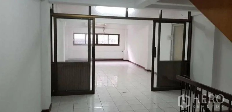 带办公室的家 出租或出售在Bang Na, Bangkok - 楼层过道配滑动玻璃门，连接明亮办公室。