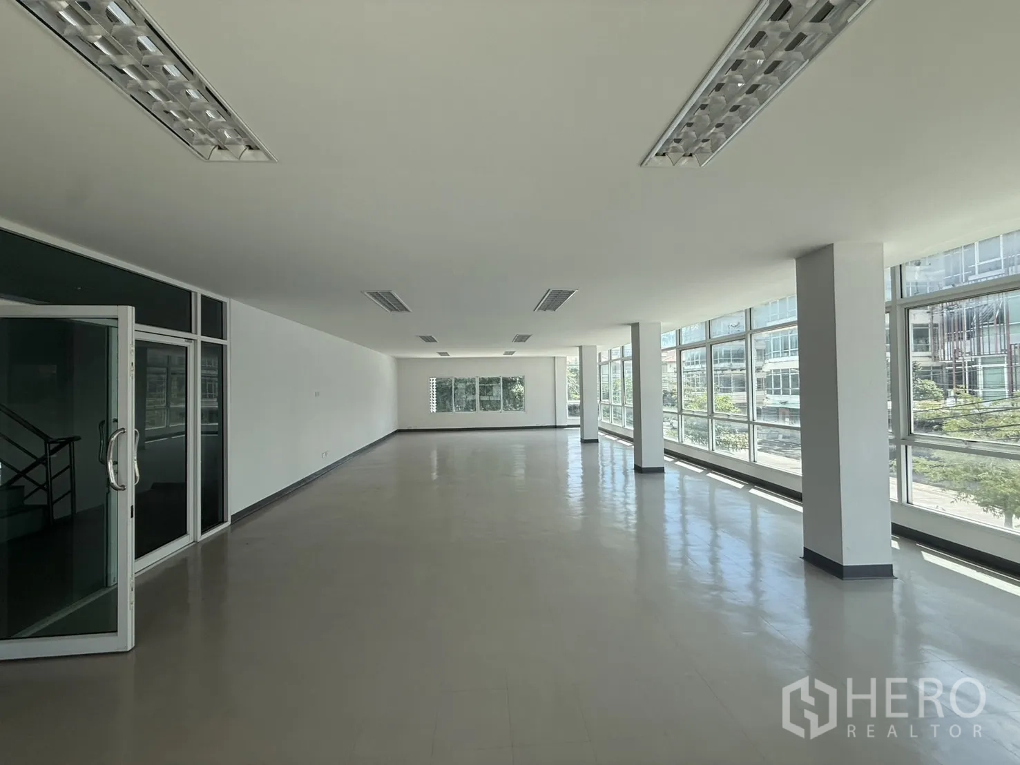 办公空间 出租在Bueng Kum, Bangkok - 开放式楼层，整面玻璃俯瞰道路景观