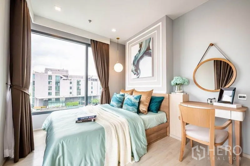 Condominium for rent or sale in Watthana, Bangkok - Second bedroom with dressing table, big windows and soft natural light.