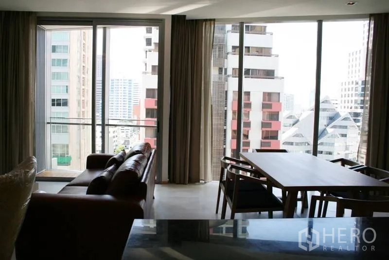 คอนโด ให้เช่าในBang Rak, Bangkok - ห้องนั่งเล่นและรับประทานอาหาร กระจกเต็มบาน มองเห็นวิวเมืองและทางออกสู่ระเบียง