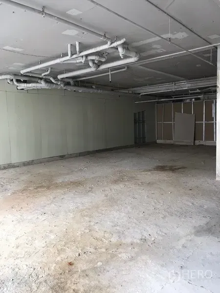零售空间 出租在Khlong Toei, Bangkok - 开放式店铺内部，天花裸露管线，后方设有分隔区域。
