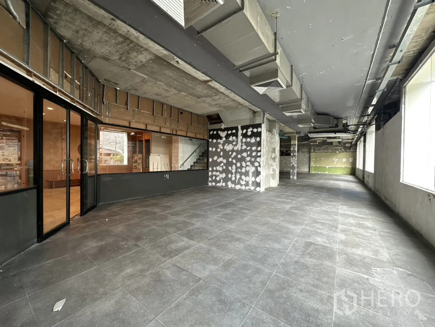 零售空间 for rent in Watthana, Bangkok - 纵深零售空间，沿窗引入自然采光。