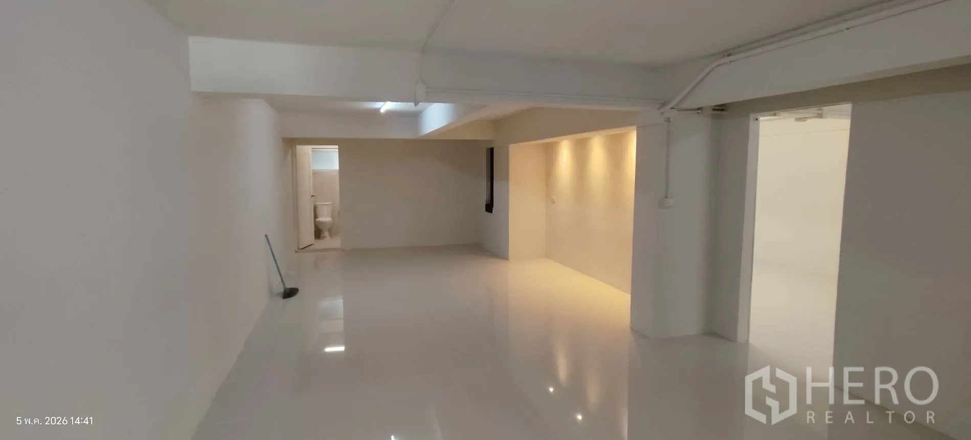 店屋 for rent in Watthana, Bangkok - 开放式楼层，亮面地砖，后方有卫生间