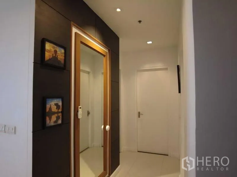 公寓 出租在Watthana, Bangkok - 走廊设全身镜与多扇白门通往各房间