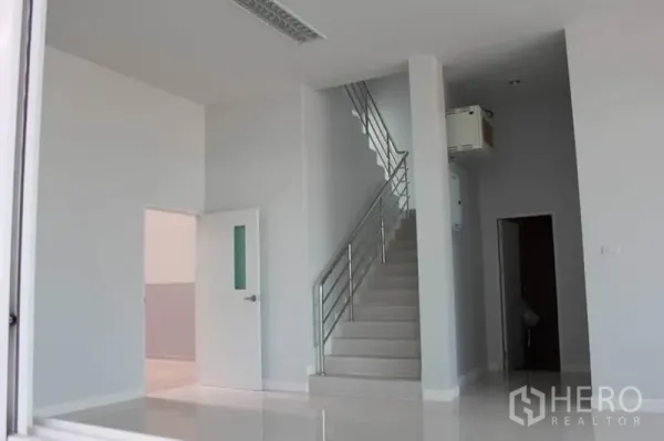 工厂 出租或出售在Lam Luk Ka, Pathum Thani - 明亮的一层办公室大堂，白色地砖与不锈钢扶梯