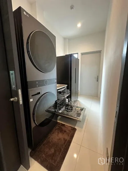 Detached House for rent in Saphan Sung, Bangkok - Laundry and utility room with stacked washer–dryer and open dishwasher.