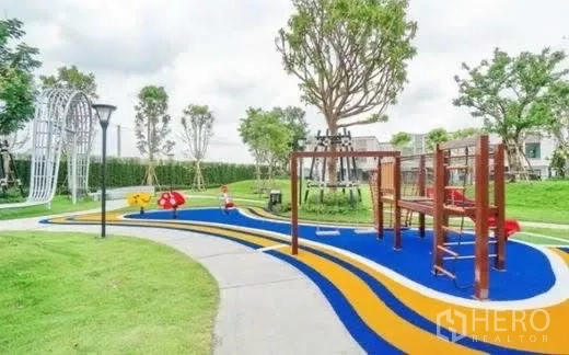 ทาวน์เฮาส์ ให้เช่าในBang Phli, Samut Prakan - สนามเด็กเล่นพื้นยางสีสันพร้อมอุปกรณ์สำหรับเด็ก.