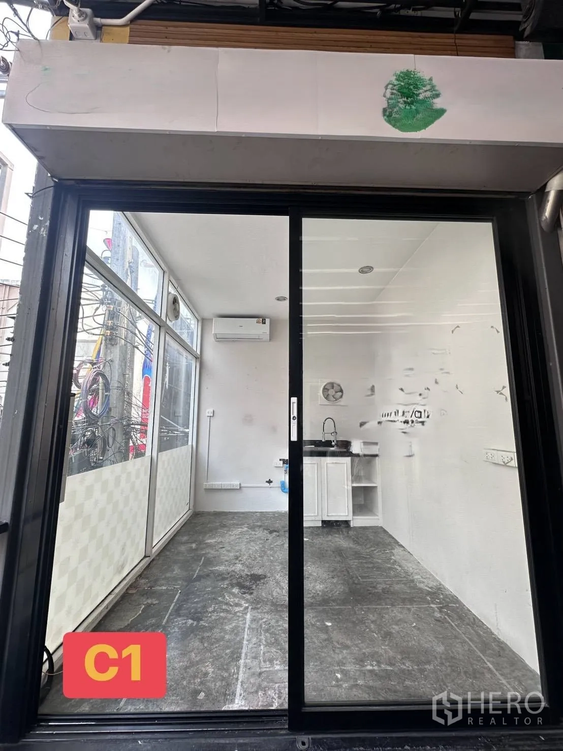 零售空间 for rent in Watthana, Bangkok - 带滑动玻璃门的临街小型零售铺面，内有紧凑水槽柜。