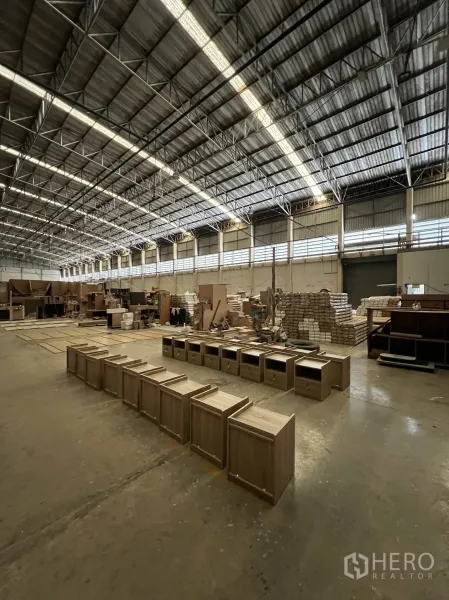 工厂 出租或出售在Sai Noi, Nonthaburi - 开阔厂房地面，天窗采光，摆放成品柜与托盘