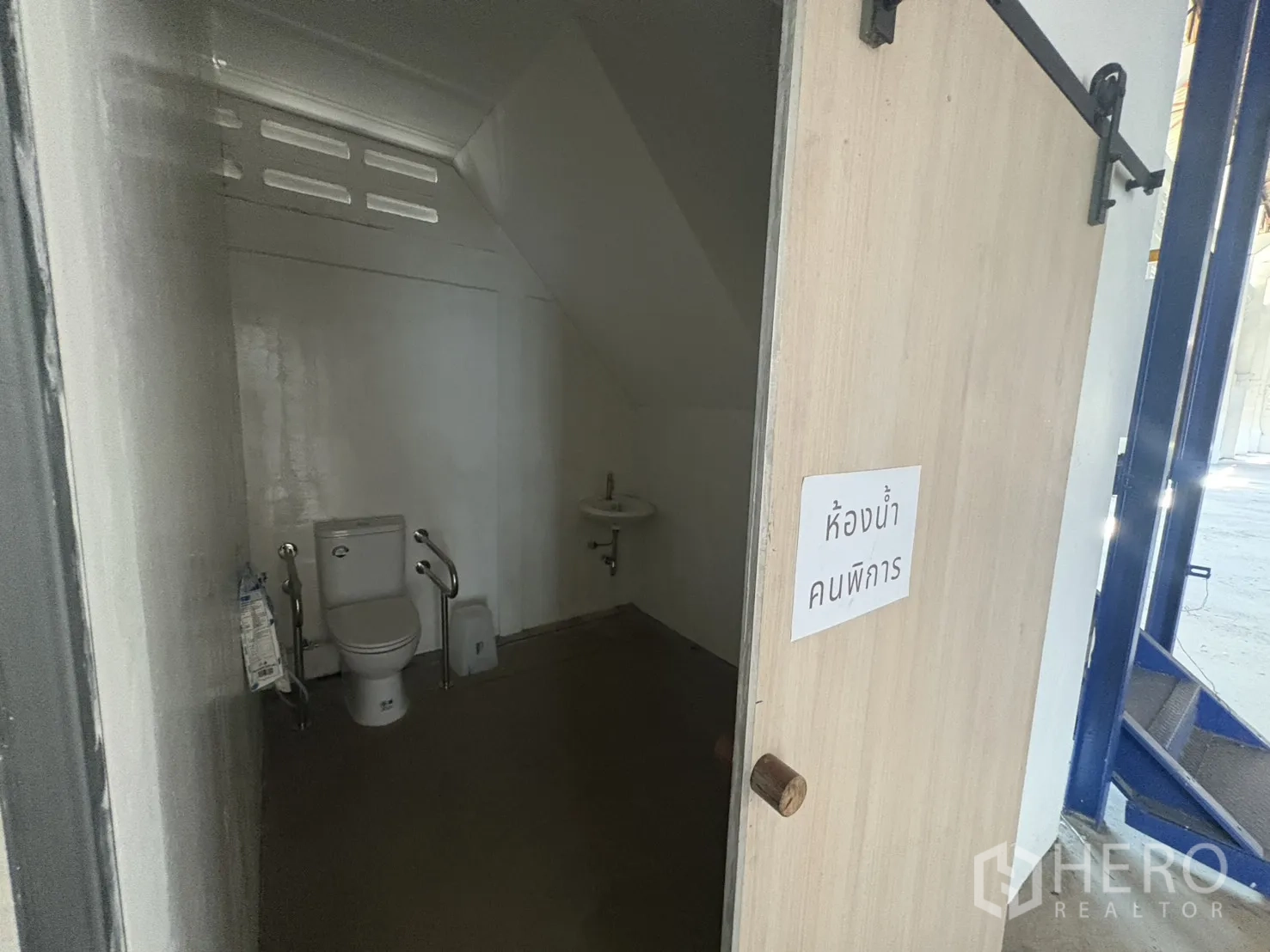 货栈 出租在Bang Phli, Samut Prakan - 一层无障碍卫生间，配扶手与坐便器。