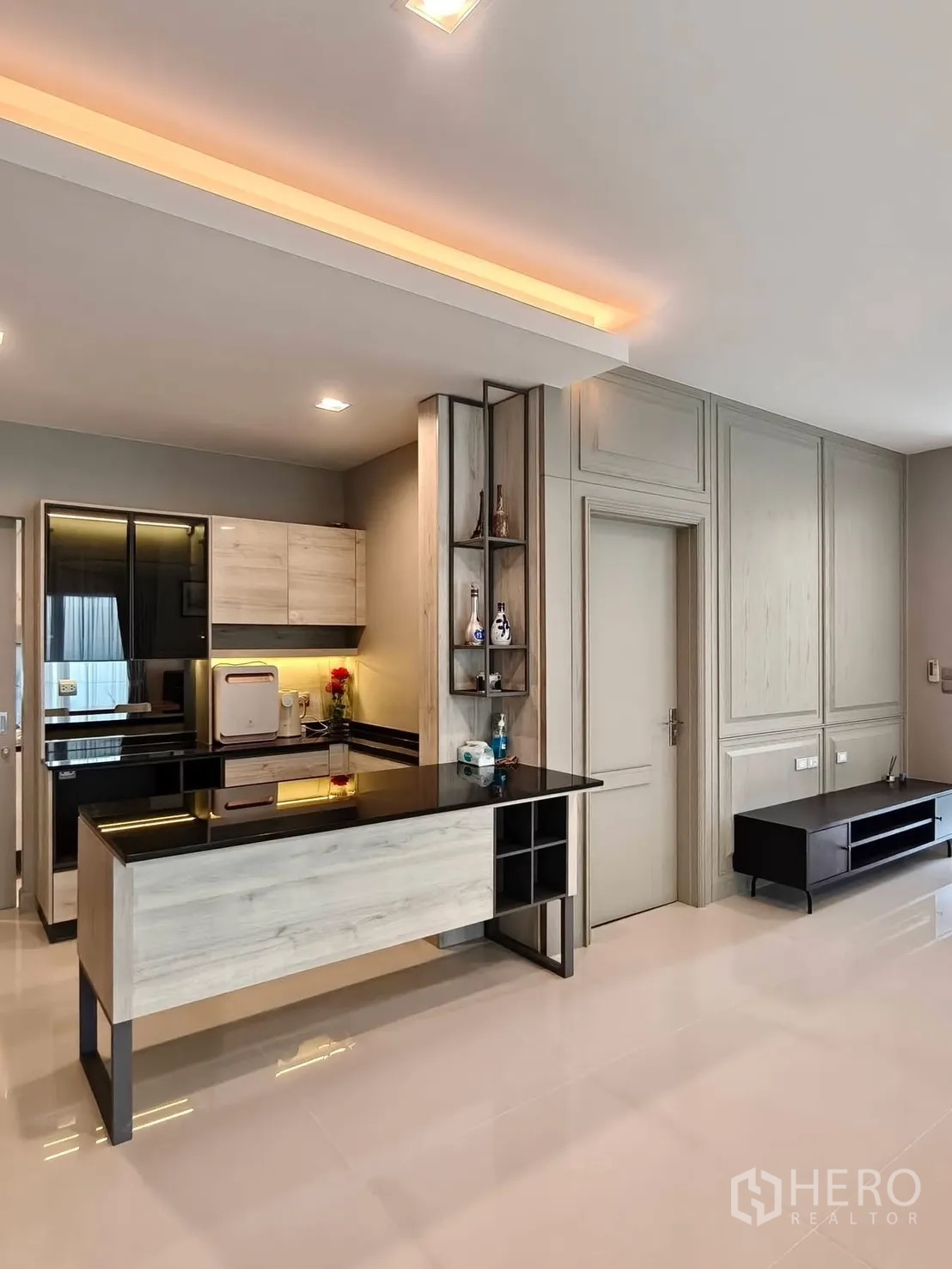 บ้านเดี่ยว for rent or sale in Bang Phli, Samut Prakan - พื้นที่รับแขกและรับประทานอาหารแบบโอเพ่นแปลน เห็นโซฟาและหน้าต่างบานใหญ่จากเคาน์เตอร์ครัว.