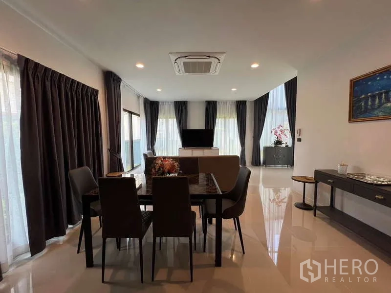 Detached House for rent in Bang Kapi, Bangkok - Open-plan dining and living area with marble table and ceiling cassette AC.