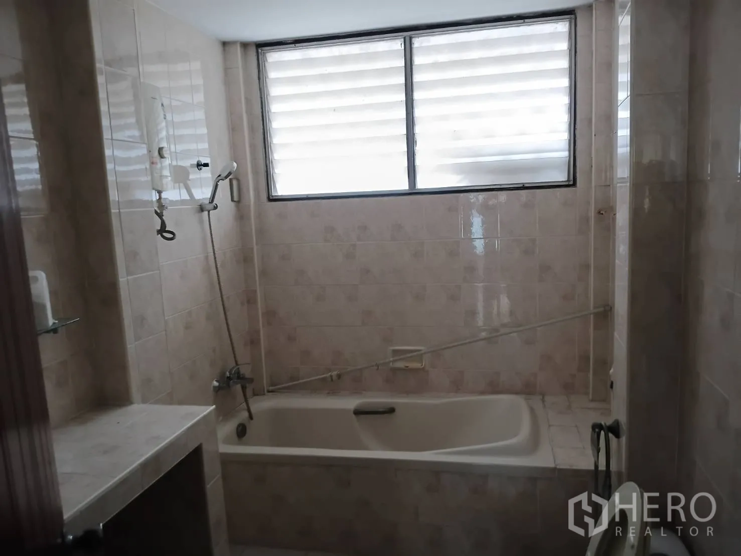 独栋房屋 for sale in Watthana, Bangkok - 浴室铺瓷砖，带浴缸与磨砂窗。