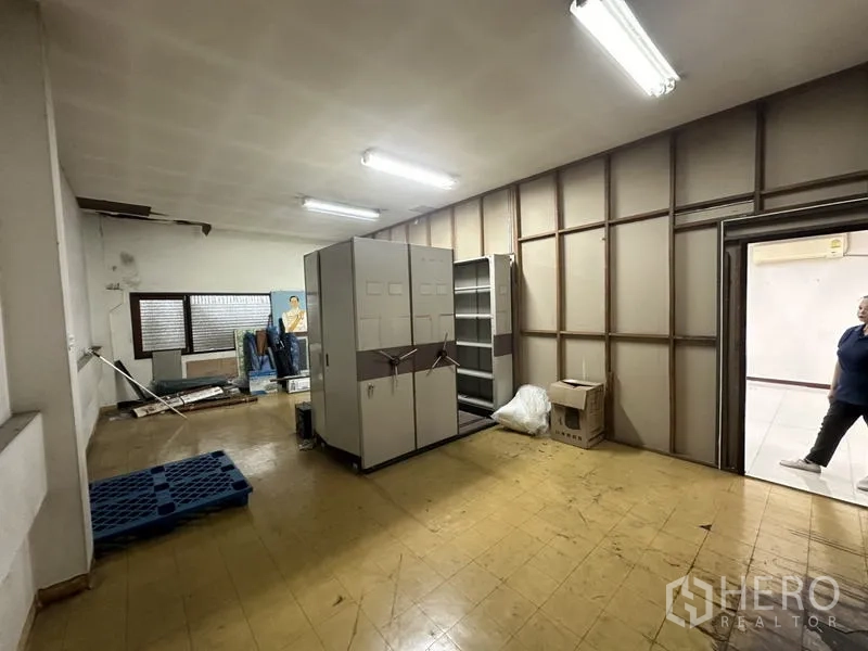 工厂 出售在Khlong Luang, Pathum Thani - 厂内储物间，内置柜体与货架。
