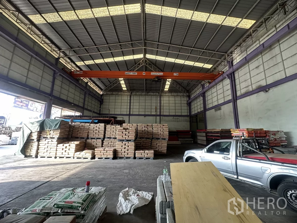 Warehouse for rent in Mueang Nonthaburi, Nonthaburi - Warehouse interior featuring a 3-ton gantry crane, loading area and pickup truck access.