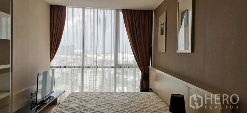 คอนโด ให้เช่าในWatthana, Bangkok - ห้องนอนใหญ่พร้อมหน้าต่างบานกว้าง ม่านทึบ และวิวสกายไลน์