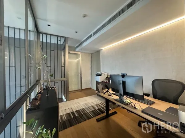 公寓 出售在Watthana, Bangkok - 夹层办公区，长书桌、办公椅与玻璃隔断