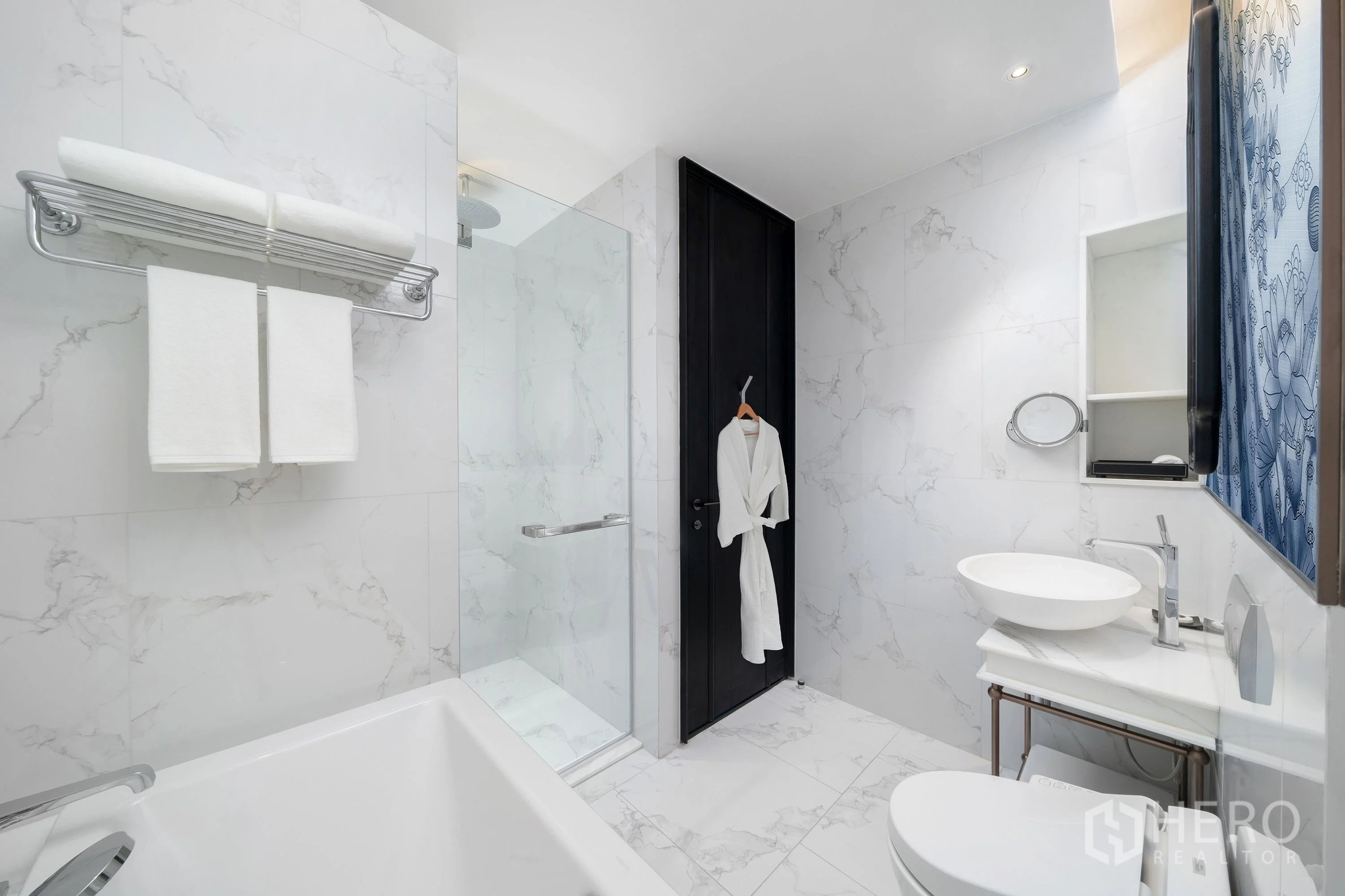 คอนโด for rent in Khlong Toei, Bangkok - มุมมองห้องน้ำหินอ่อน แยกส่วนฝักบัว กระจกกั้น อ่างอาบน้ำ และราวผ้า
