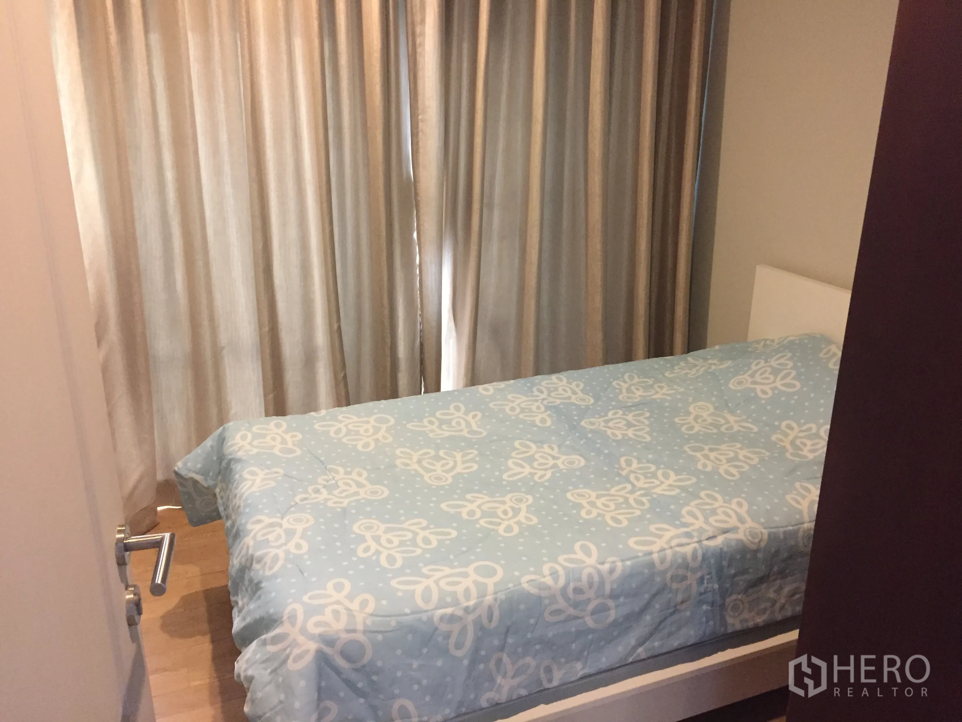 公寓 出租在Bangkok - 次卧配单人床与整面遮光窗帘
