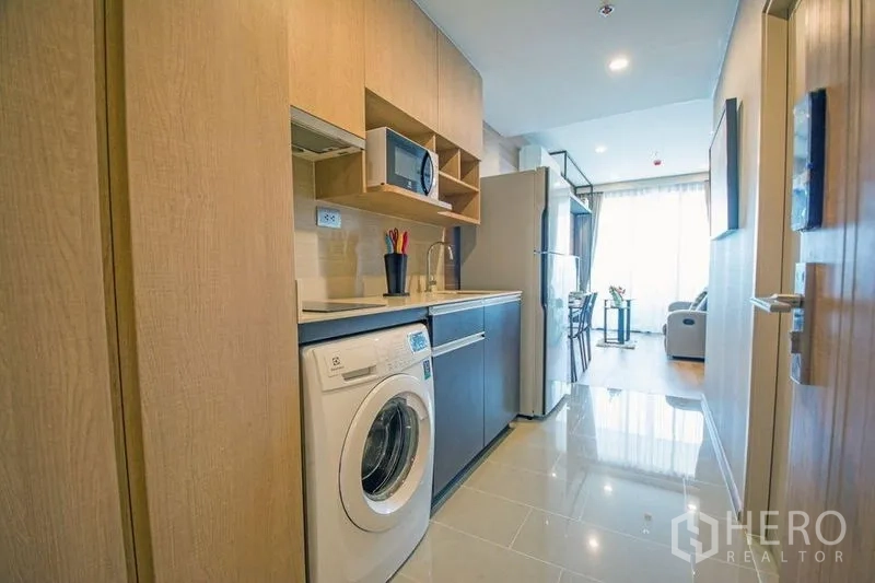 公寓 出售在Ratchathewi, Bangkok - 紧凑走廊式厨房，带橱柜、洗衣机、微波炉与冰箱