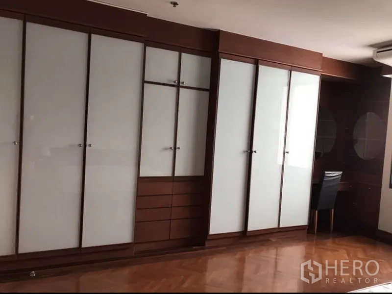 คอนโด ให้เช่าหรือขายในWatthana, Bangkok - ห้องนอนพร้อมตู้เสื้อผ้าบิลท์อินเต็มผนังและโต๊ะทำงาน