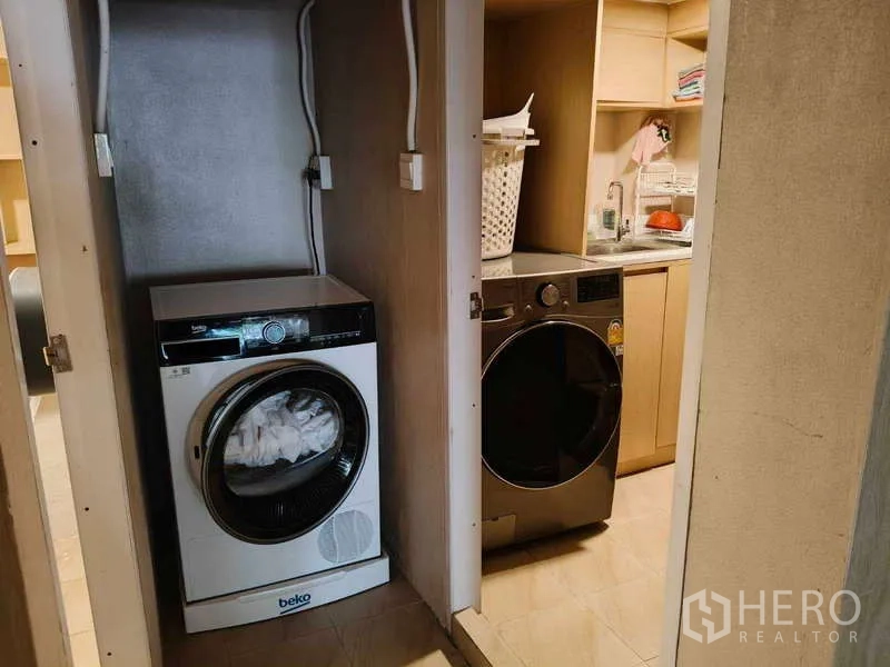 店屋 出租或出售在Watthana, Bangkok - 洗衣角，配两台滚筒机与储物柜。