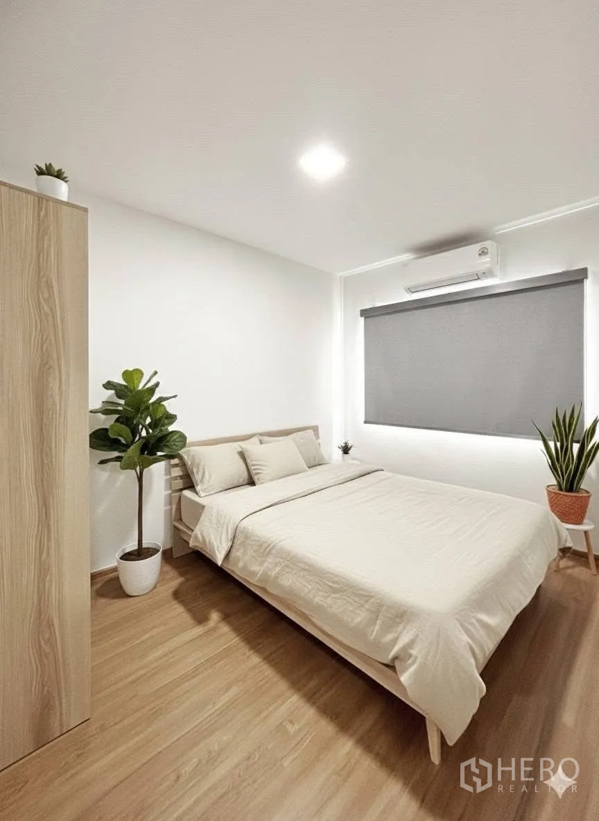 ทาวน์เฮาส์ for rent in Bang Phli, Samut Prakan - ห้องนอนรอง เตียงคู่ ม่านม้วนสีเทา แอร์ และต้นไม้กระถาง