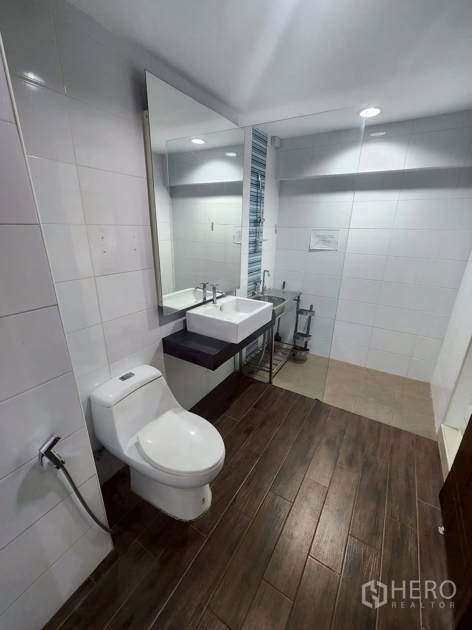 家庭办公室 for rent in Khlong Toei, Bangkok - 现代卫浴，白色墙砖，大镜面，双台盆与木纹地面。