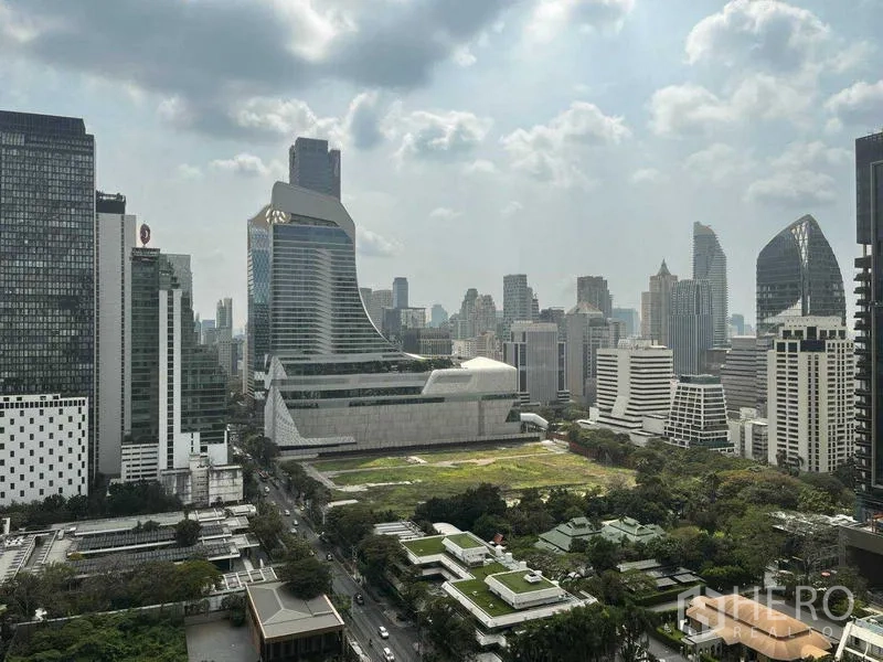 公寓 出租或出售在Pathum Wan, Bangkok - 高层公寓远眺曼谷商圈天际线景观。